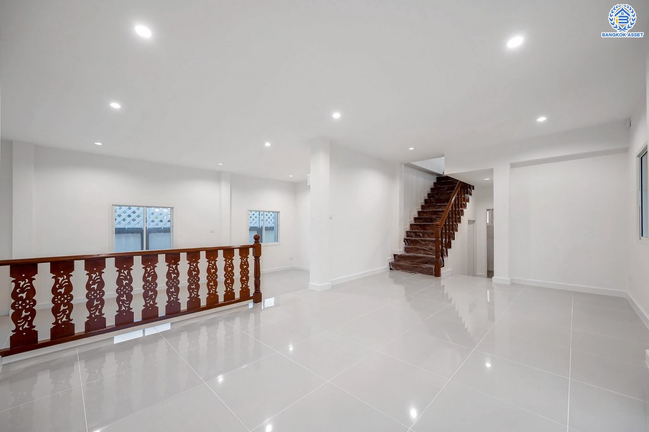 บ้านมือสองตกแต่งใหม่ โครงการ นาราภิรมย์ พุทธมณฑลสาย3 ตกแต่งหรูหรา เนื้อที่ 100 ตร.ว. พื้นที่ใช้สอย 218.73 ตร.ม. ฟังก์ชัน 3 ห้องนอน 4 ห้องน้ำ 1 ห้องแม่บ้าน จอดรถได้ 2 คัน บนทำเลเชื่อมต่อเมือง ใกล้เซ็นทรัลศาลายา, เดอะมอลล์บางแค และทางคู่ขนานลอยฟ้าบรมราชชนนี รายล้อมด้วยสิ่งอำนวยความสะดวกครบ